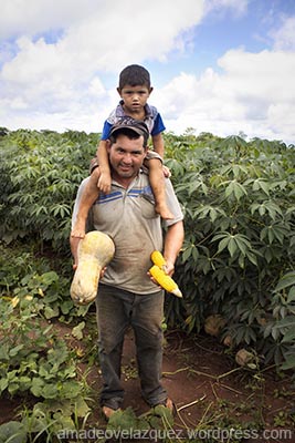 Productor campesino junto a su hijo, en las cercanías de la ciudad de Yby Yaú, Concepción. Paraguay. Marzo 2015.